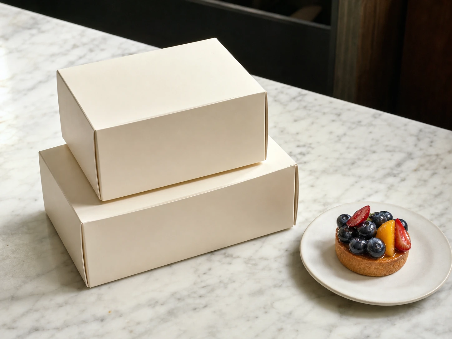 Cajas Pastelería Díaz apiladas en el mostrador de piedra volcánica, luz natural de mañana, La Laguna
