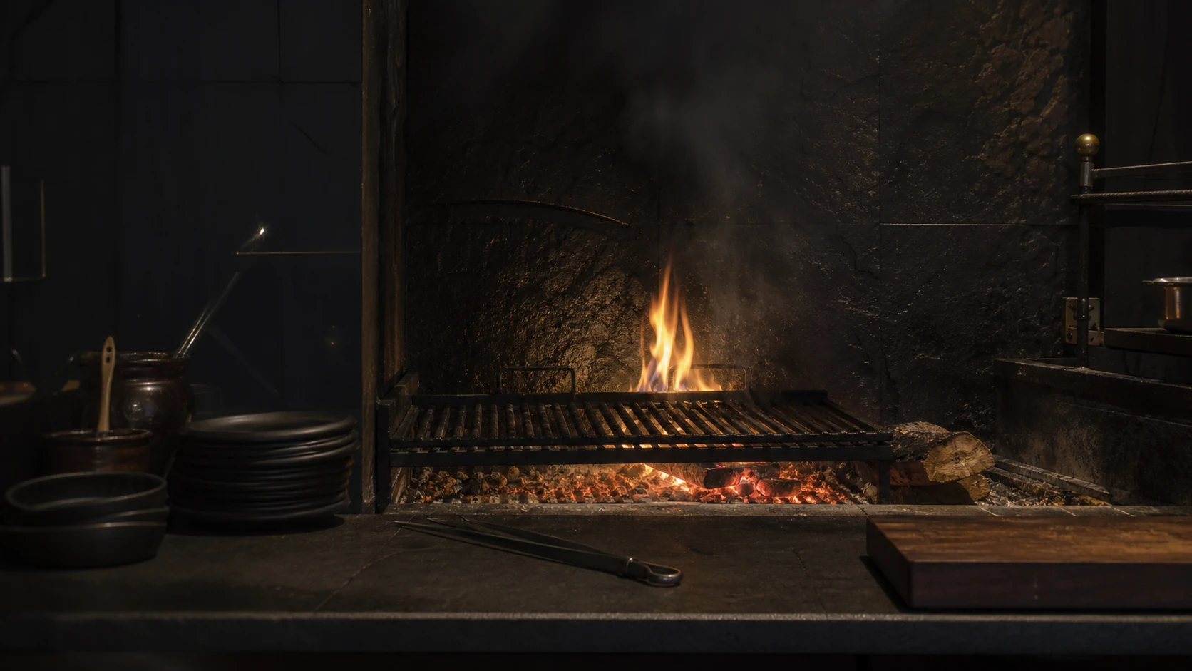 Fuego y brasas en la parrilla del asador